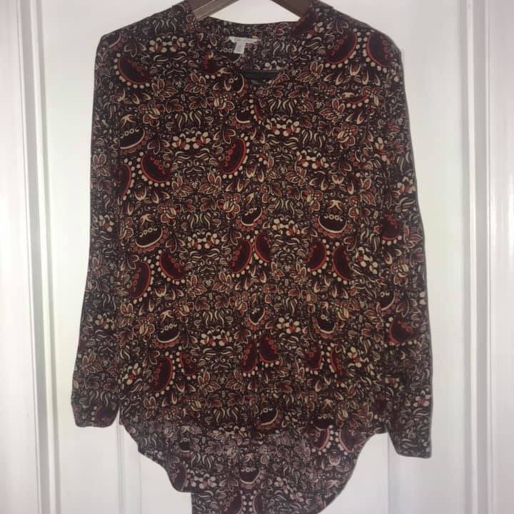 Paisley long sleeve high low top.
